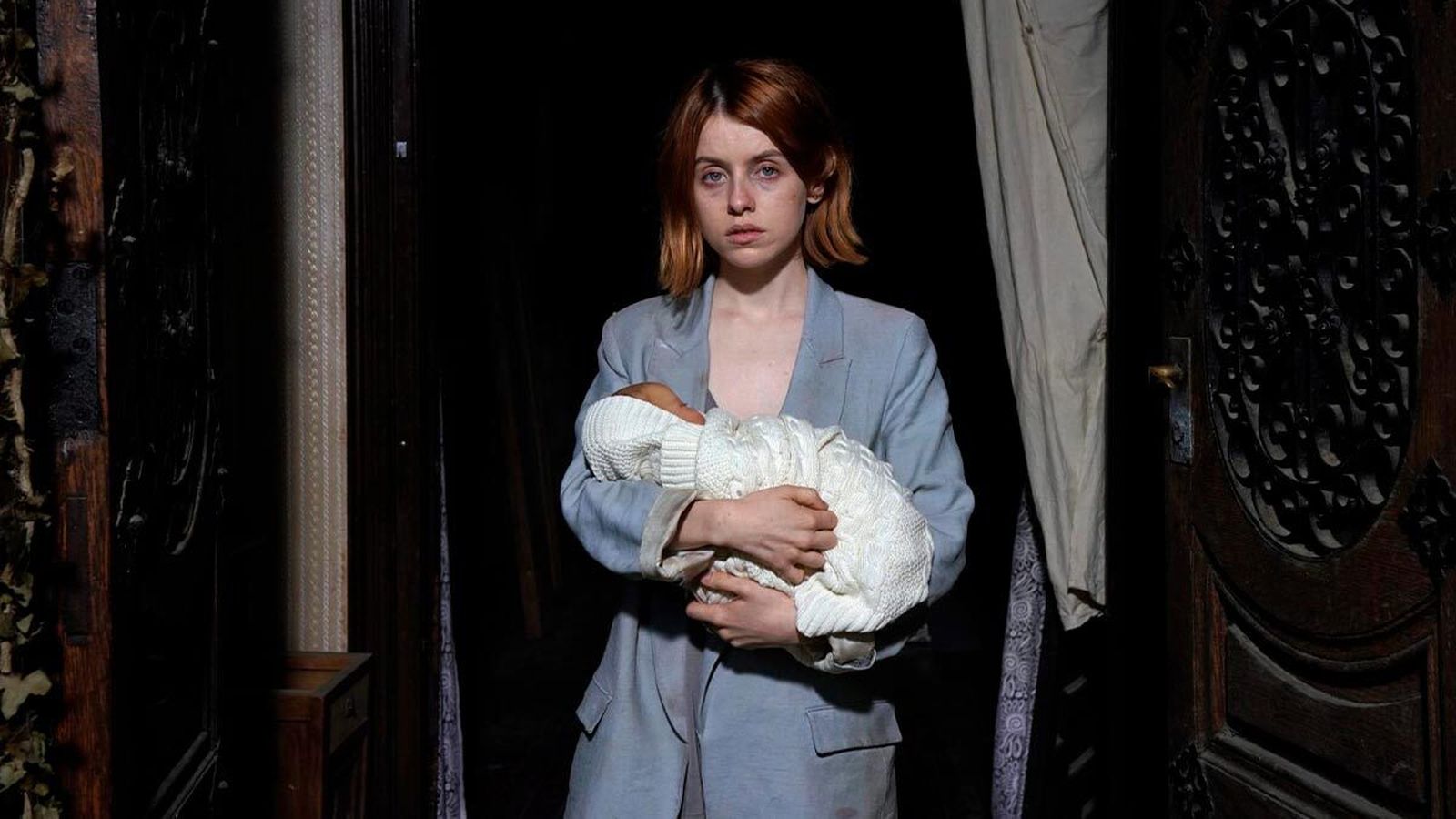 Rosie Day con su bebé en brazos en una imagen del filme de Bajo Ulloa.