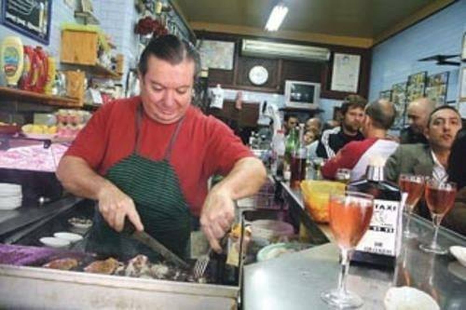 Once años del cierre del mítico bar Los Claveles.