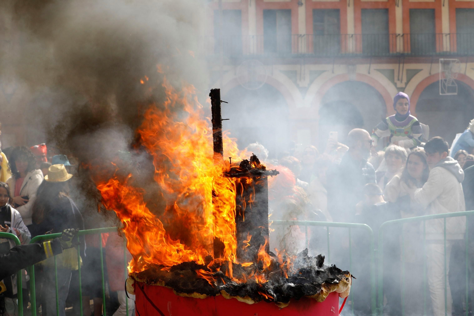 La quema del dios Momo pone punto y final al Carnaval de Córdoba 2023, en fotografías