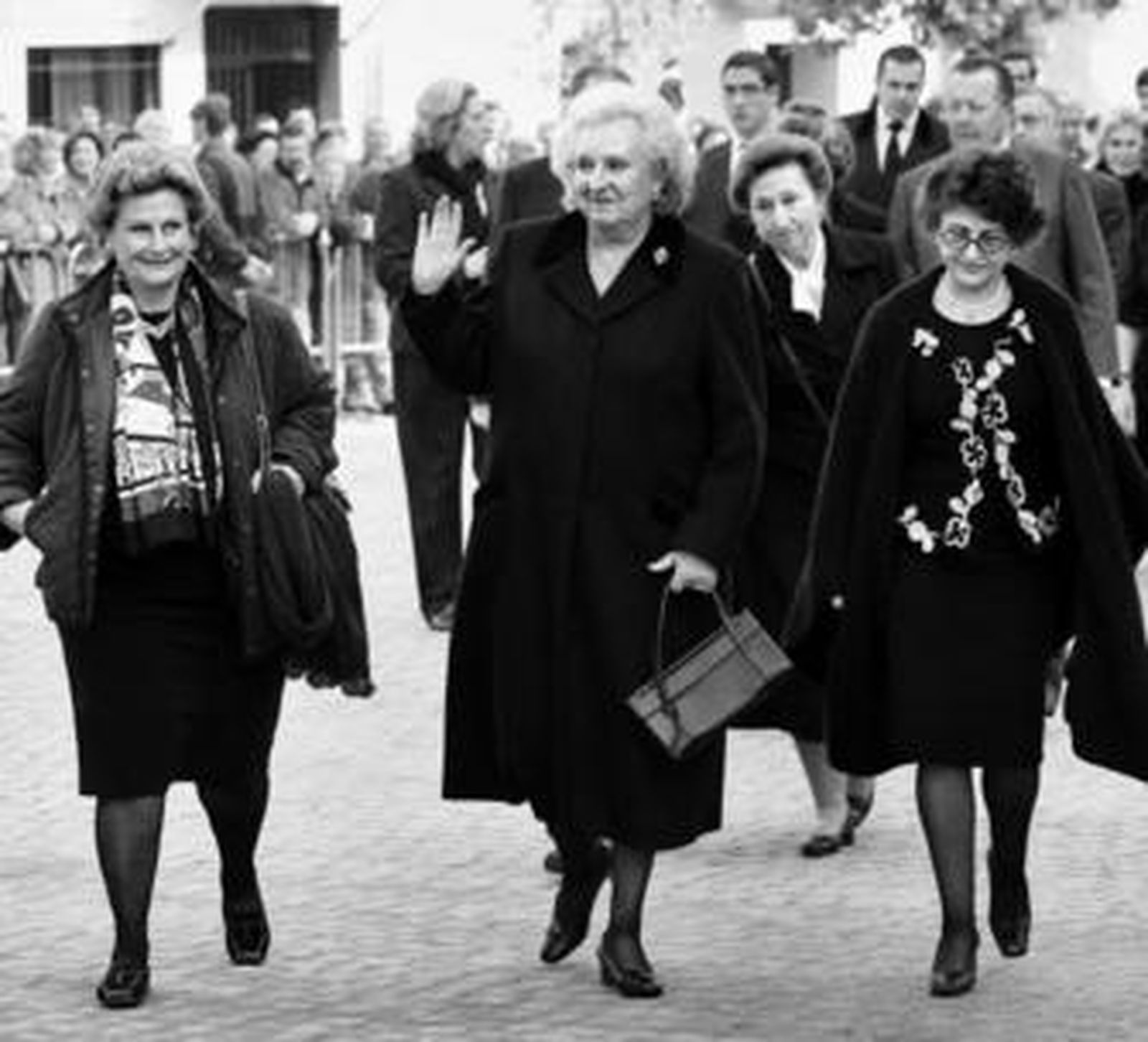Las infantas Pilar y Margarita, hermanas del rey Juan Carlos, camino de la iglesia de la Magdalena.