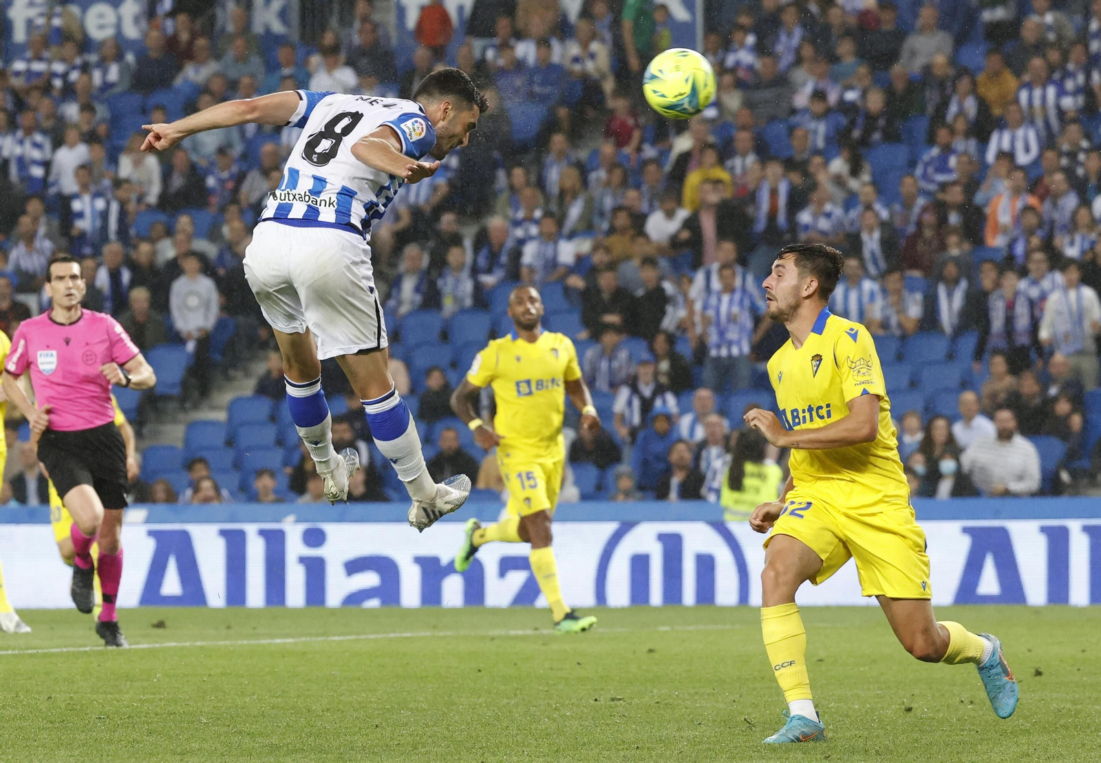 Víctor Chust contempla el cabezazo de Mikel Merino.
