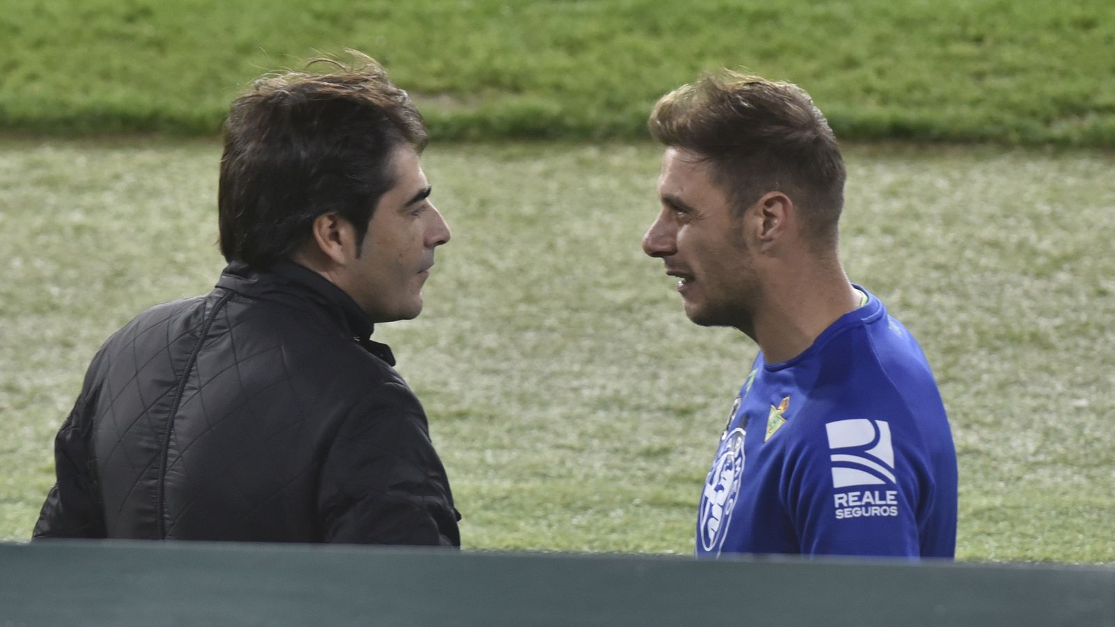 El presidente, Ángel Haro, dialoga con Joaquín.