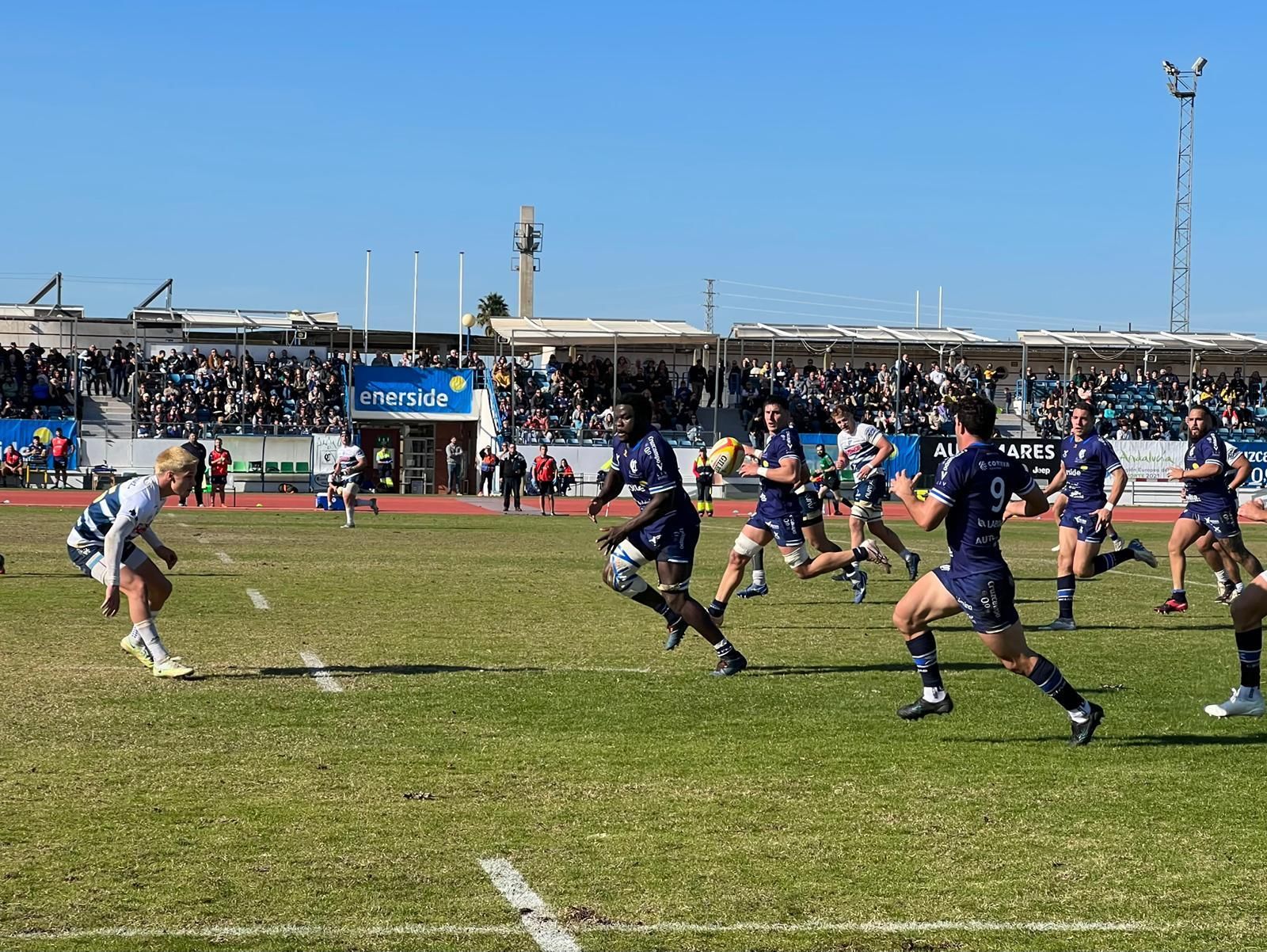 Facundo Nogueira recibe el oval de Bobo en un ataque científico.