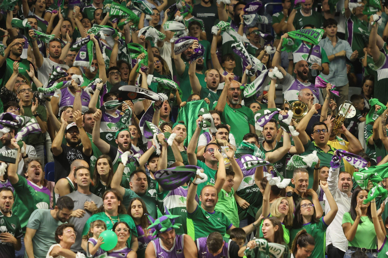 La afición del Unicaja anima.