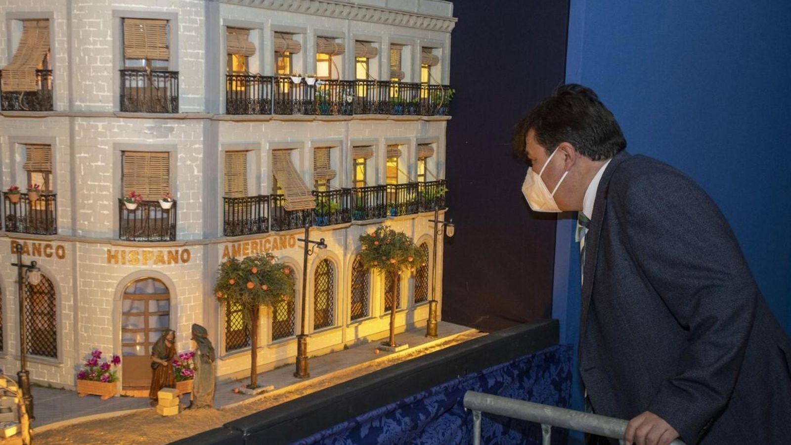 El alcalde de Huelva, Gabriel Cruz, durante la visita al Belén.