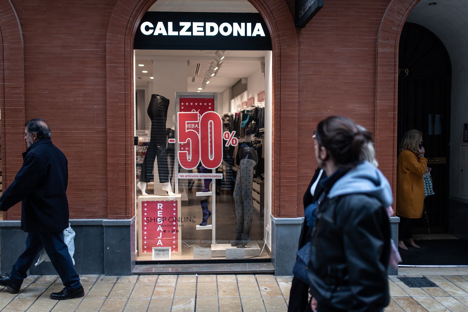Imágenes del primer día de rebajas en los comercios de Huelva