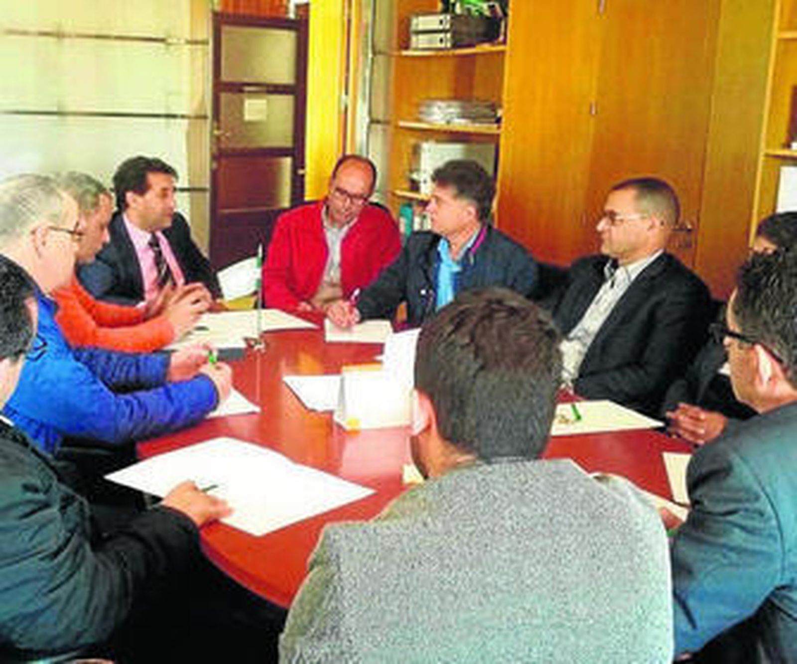 La reunión entre ambas comitivas se celebró en el salón de la Alcaldía.