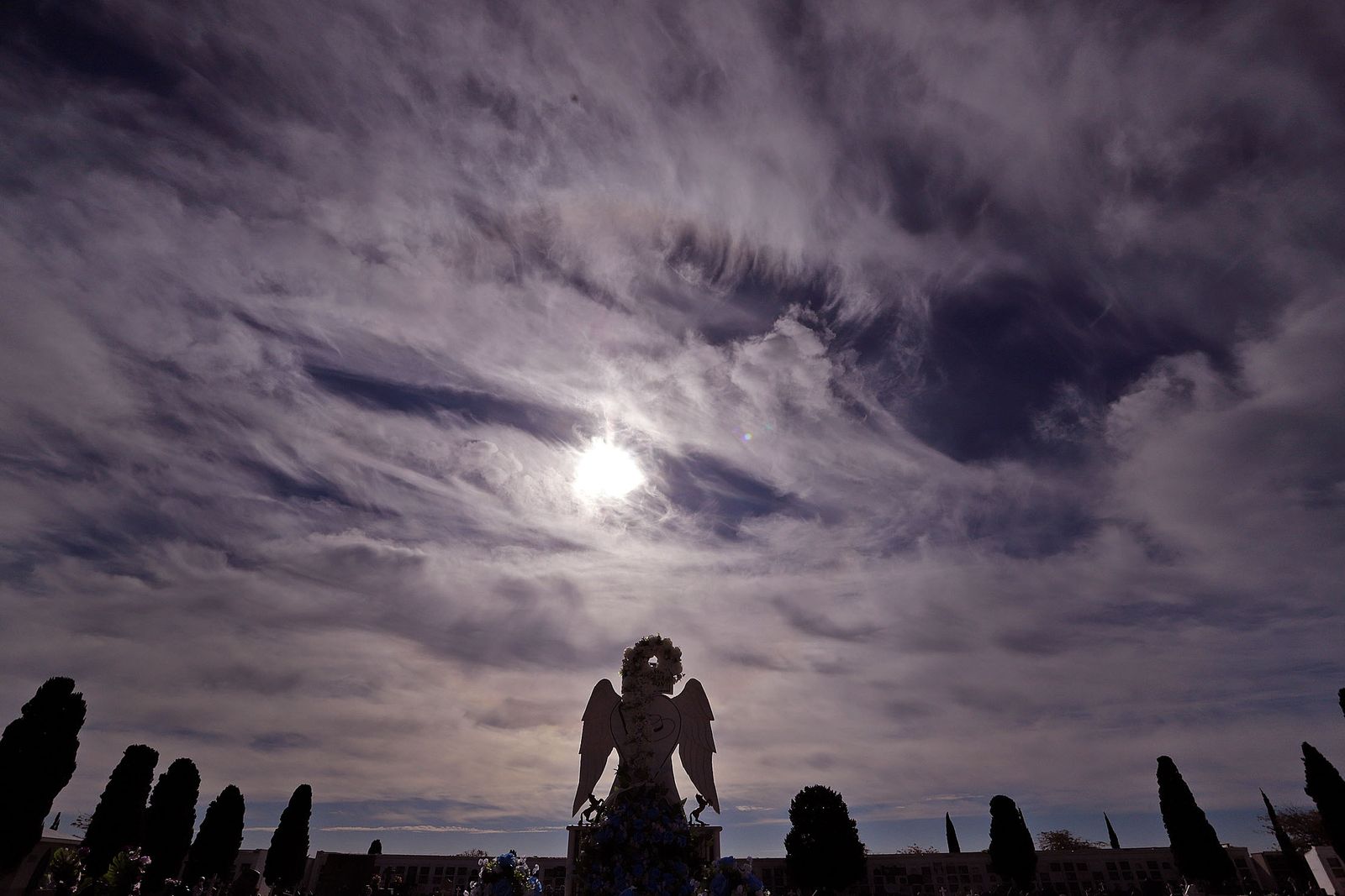 Imágenes de los preparativos en el cementerio de Huelva con motivo de la festividad de Todos los Santos