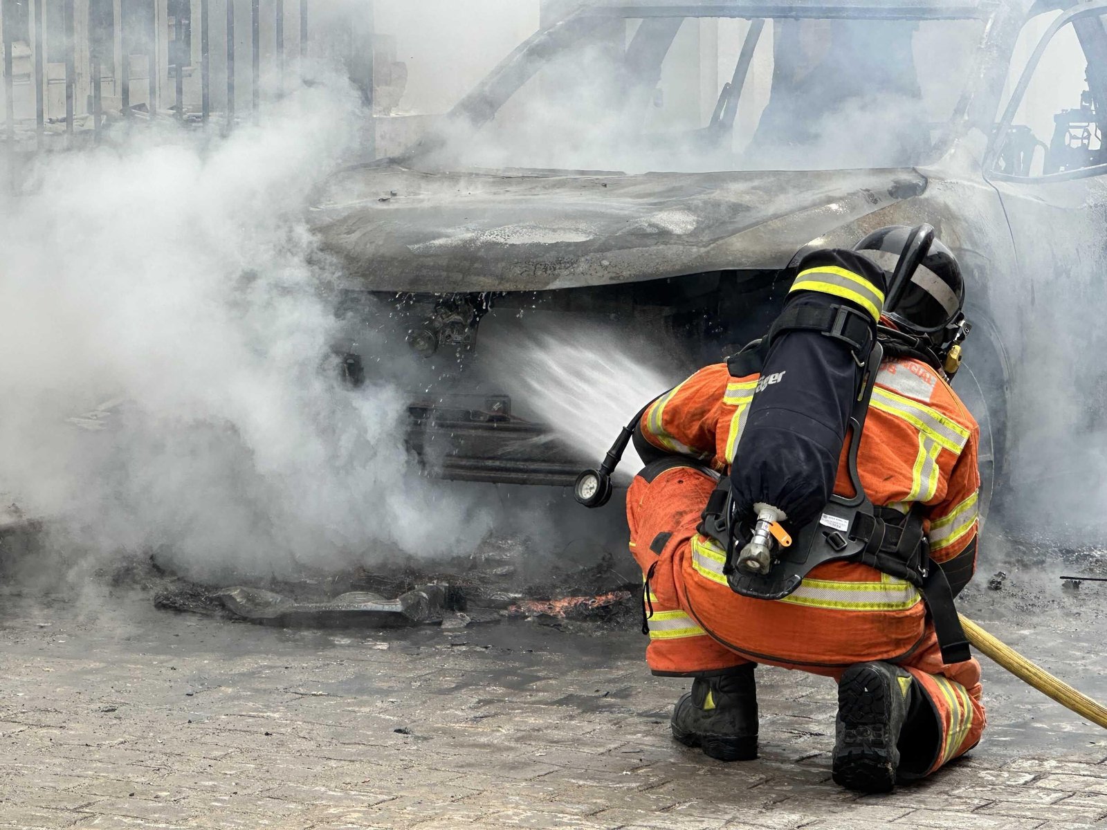 Alarma vecinal en Cartaya por el incendio de un coche: así han sofocado las llamas Policía Local, Guardia Civil y Bomberos