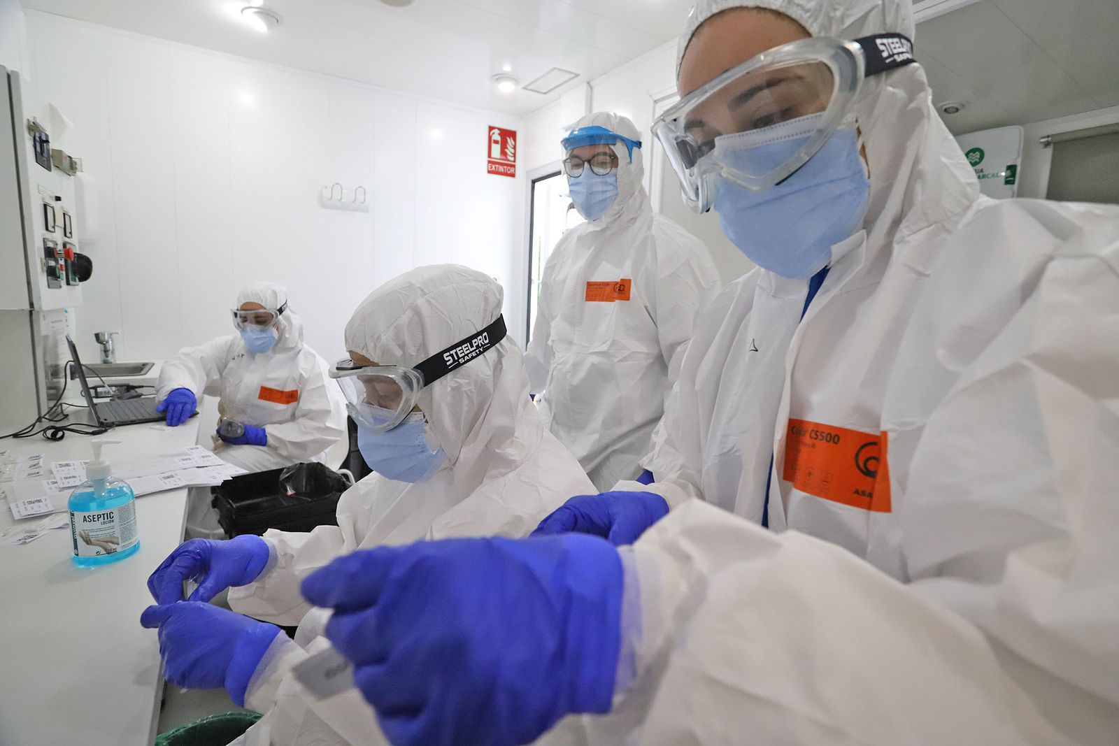 Un grupo de sanitarios lleva a cabo el cribado poblacional en La Palma del Condado.