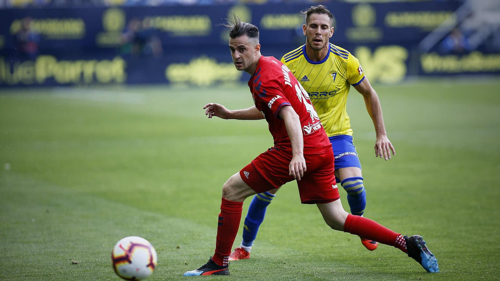 Partido de fútbol entre  Cádiz C.F. y C.A. Osasuna