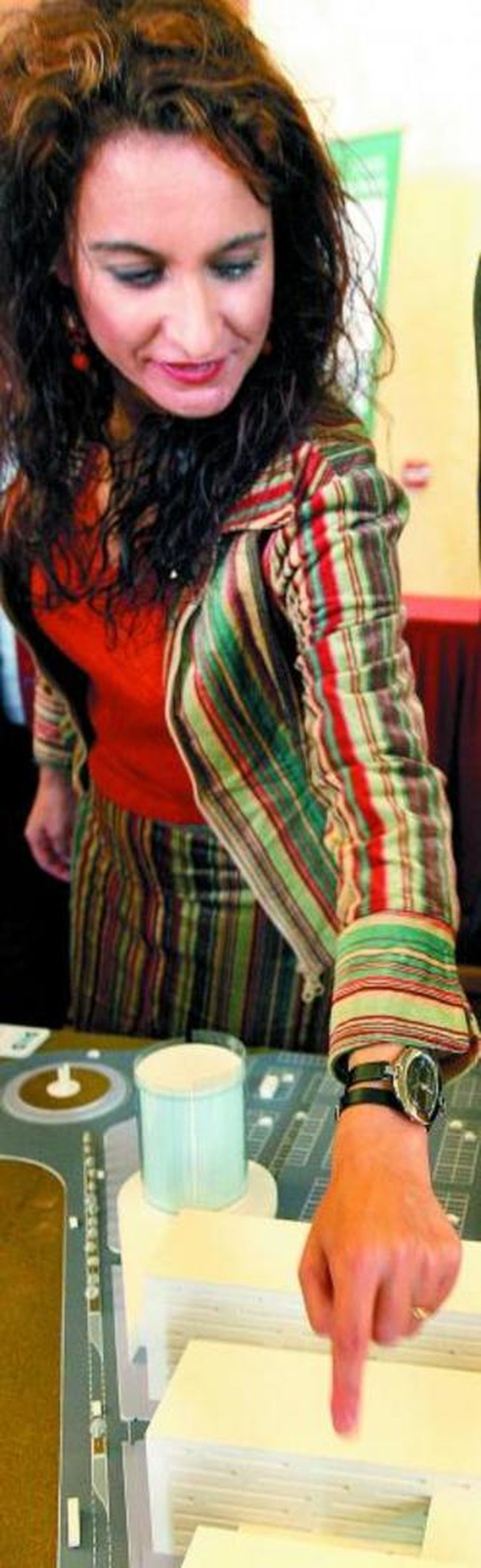 La consejera de Salud en la presentación del Materno-Infantil.