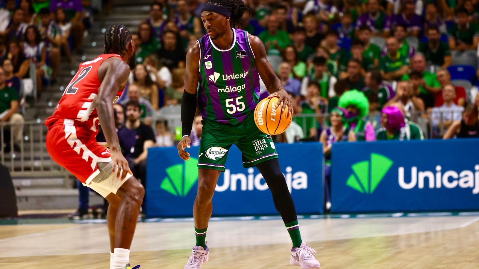 La fiesta previa del Unicaja: Subida de bandera, homenaje a Toñi García, nuevo videomarcador...