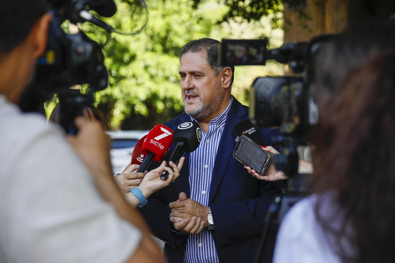 Las imágenes de la campaña de vacunación antigripal a los niños en el CEIP Adela Díaz de Almería