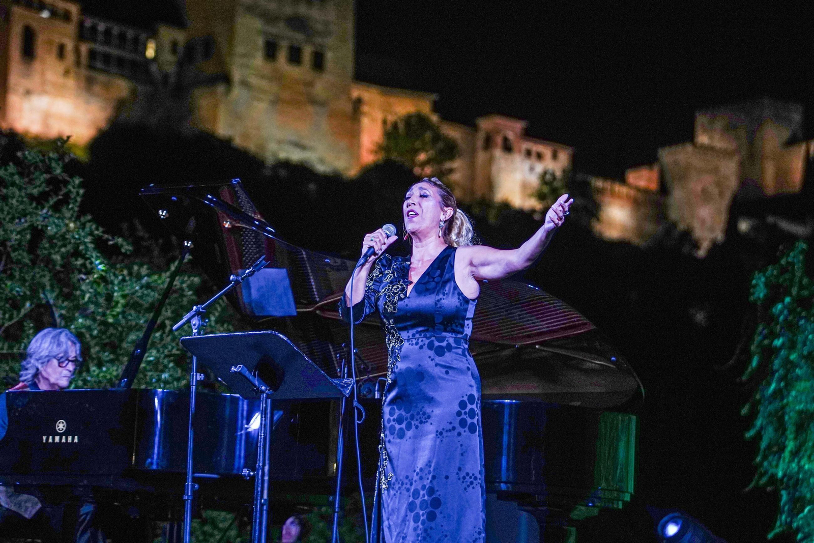 Esperanza Fernández y el piano de Chano Domínguez enmudecen a la Alhambra: las imágenes