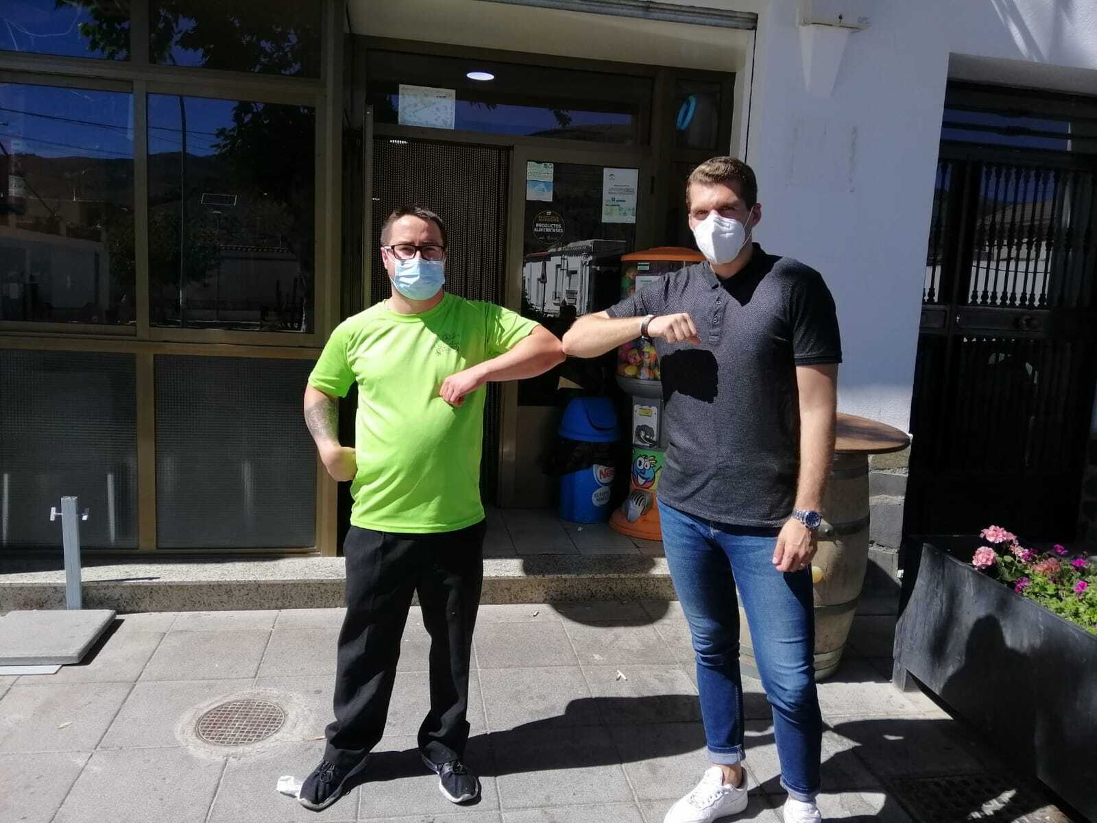 El regidor junto al gerente de Café Bar Vistalegre, organizador del evento.