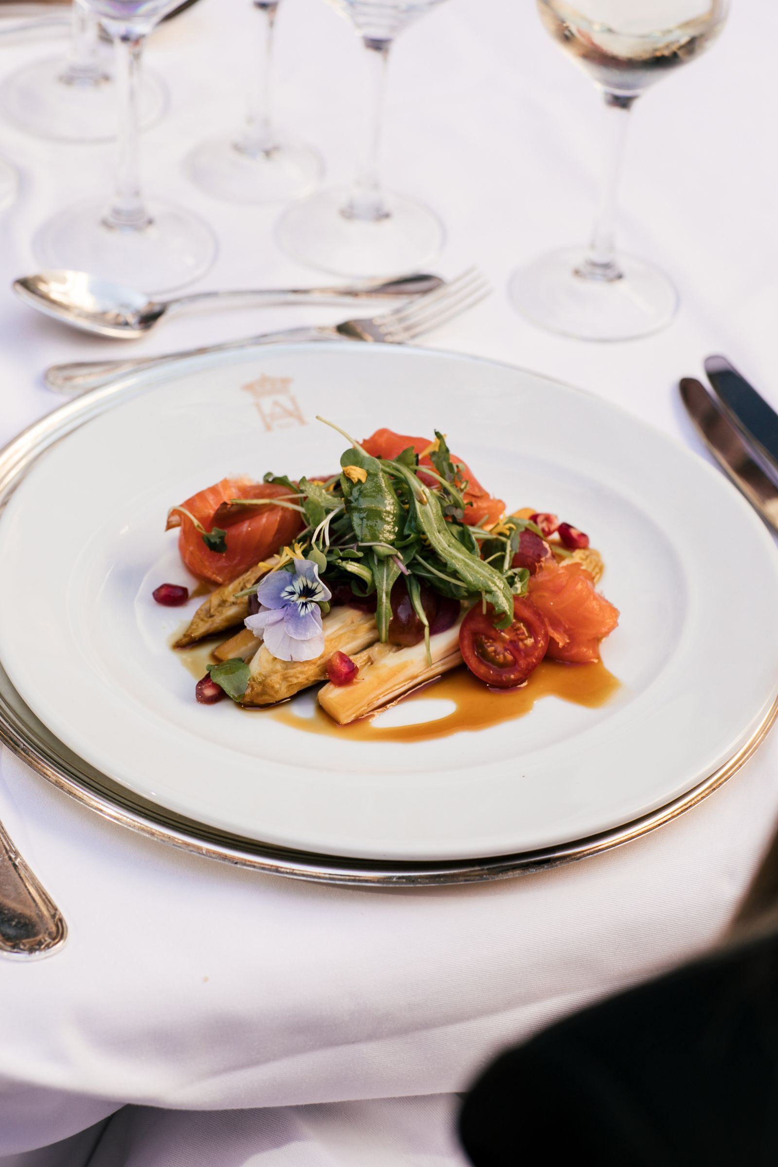 Endibias con rúcula, uvas, granada, cebolla encurtida y salmón ahumado