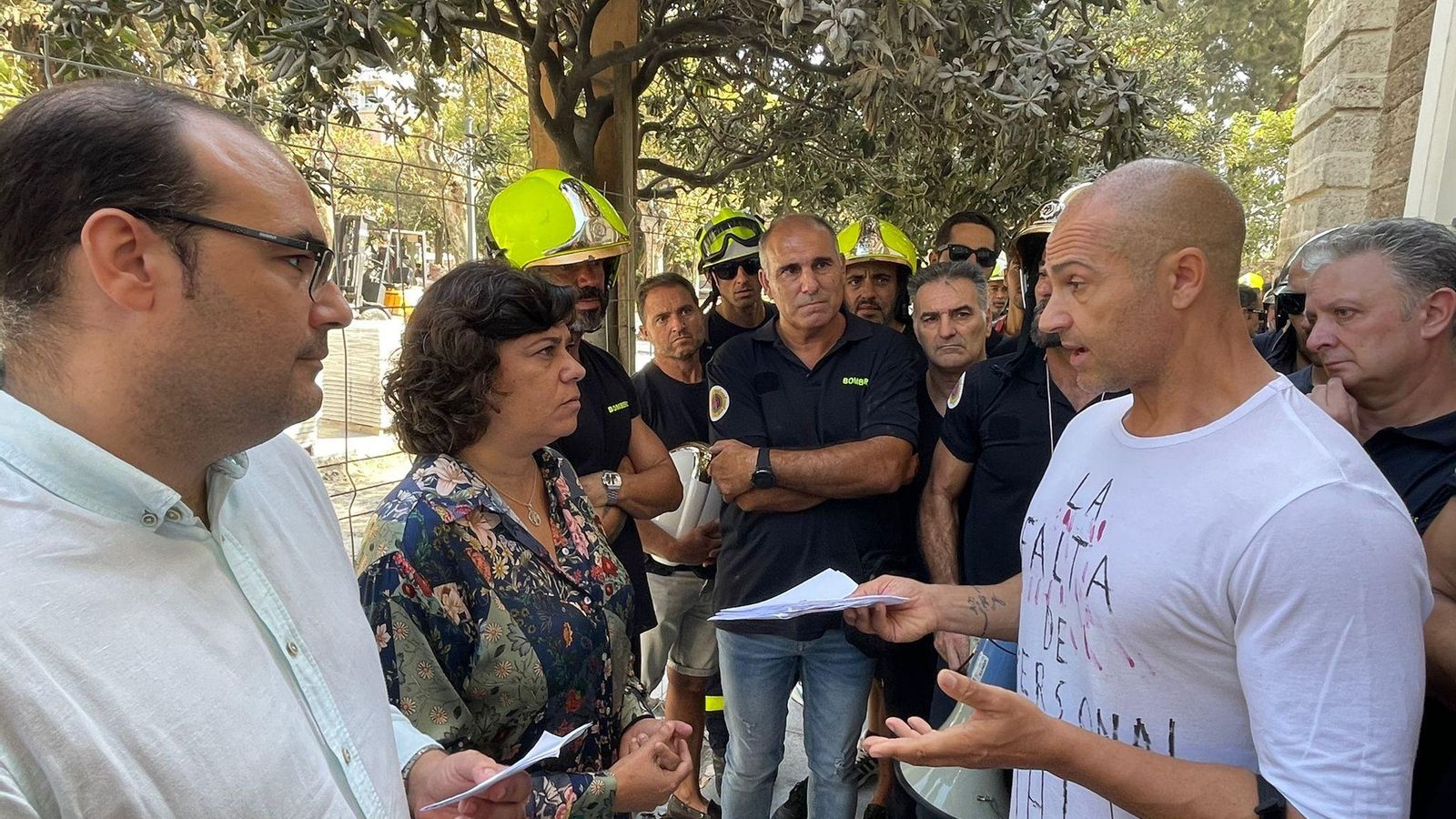 Hugo Palomares y Carmen Álvarez, con los bomberos.