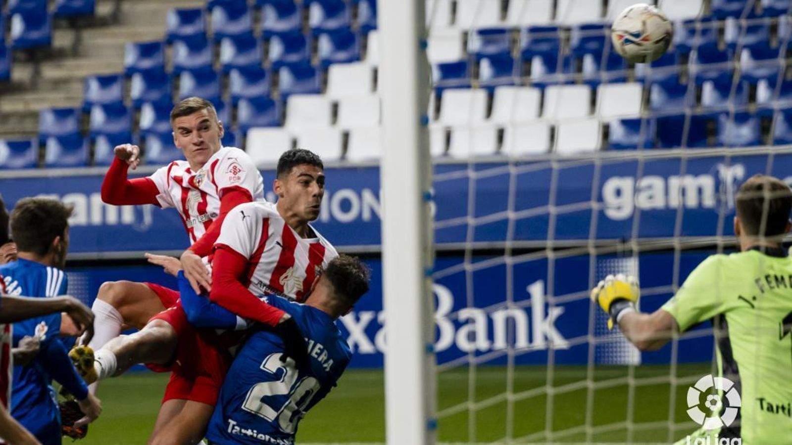 Samú Costa cabecea un córner en presencia de Maras y Tejera