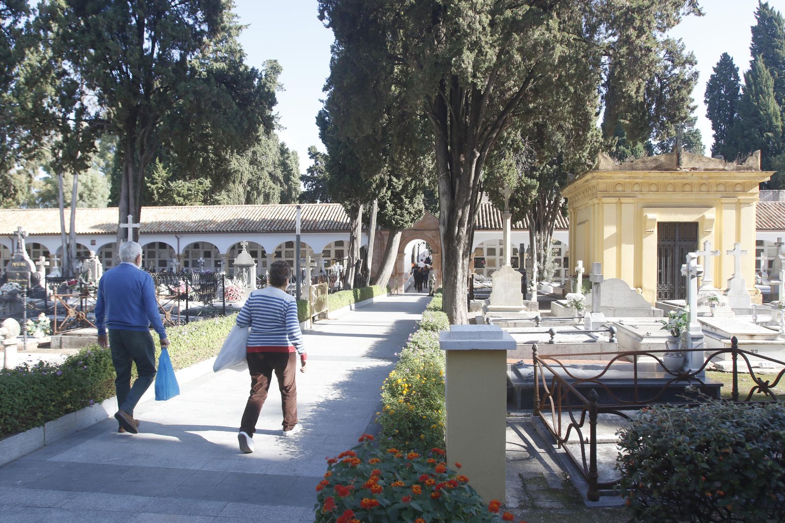 El covid-19 motiva un Día de los Santos de recogimiento en los cementerios de Córdoba