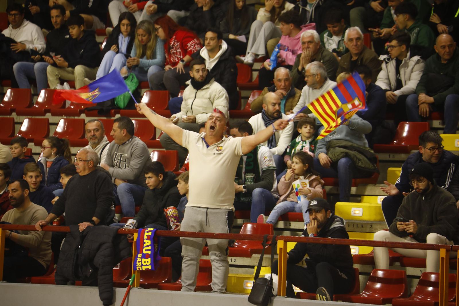 Las mejores fotos del ambiente en Vista Alegre para el Córdoba Futsal - Barça