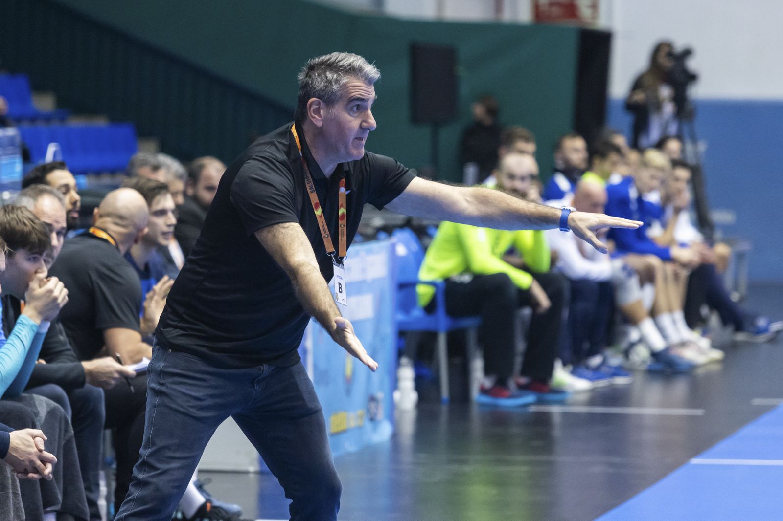 Antonio Carlos Ortega da órdenes.