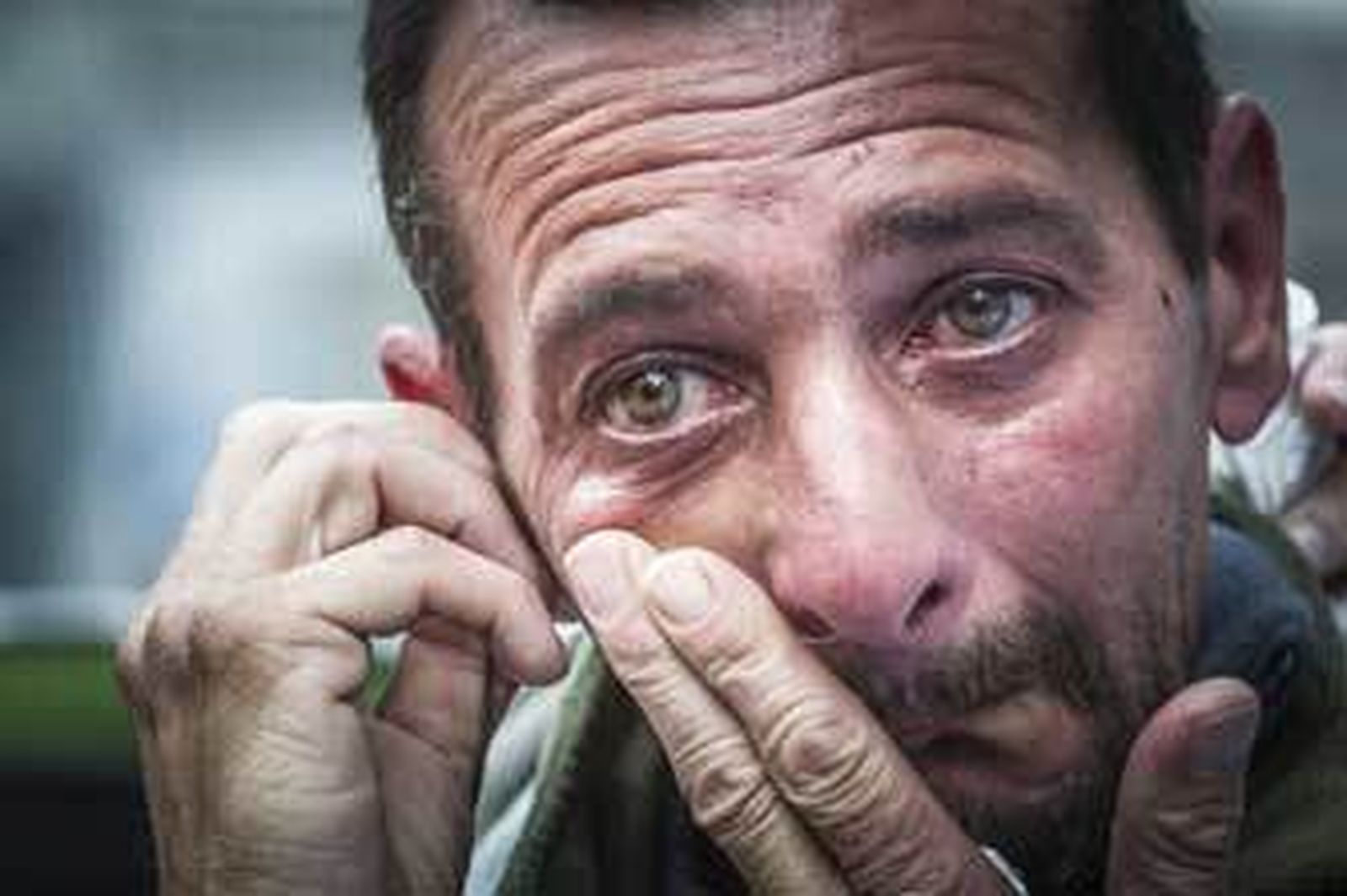 Rafael Jurado, uno de los okupas de la calle Grazalema, atiende a un medio de comunicación. /Julio González