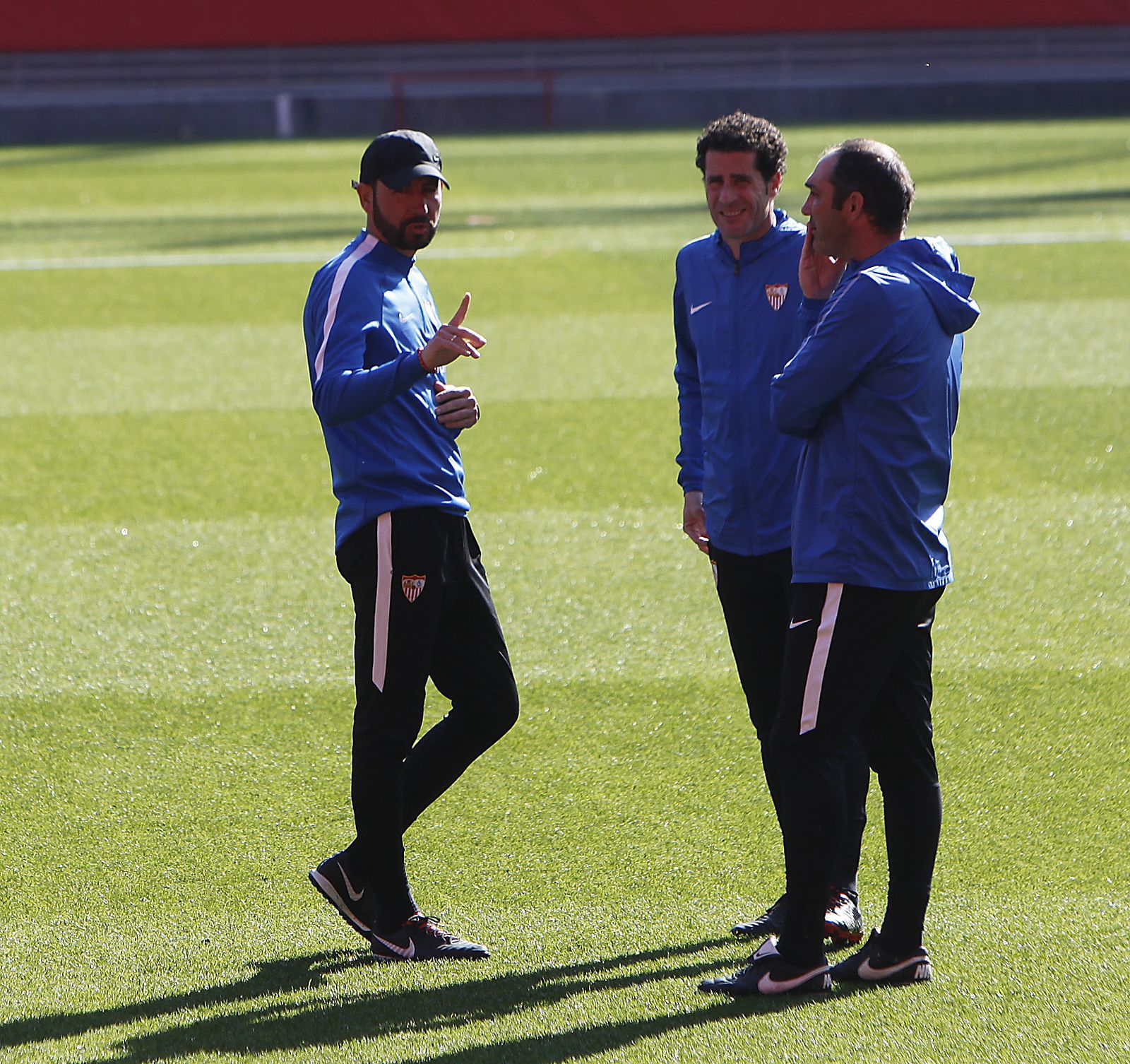 Pablo Machín dialoga con sus preparadores físicos, Jordi Balcells y Juanjo del Ojo.