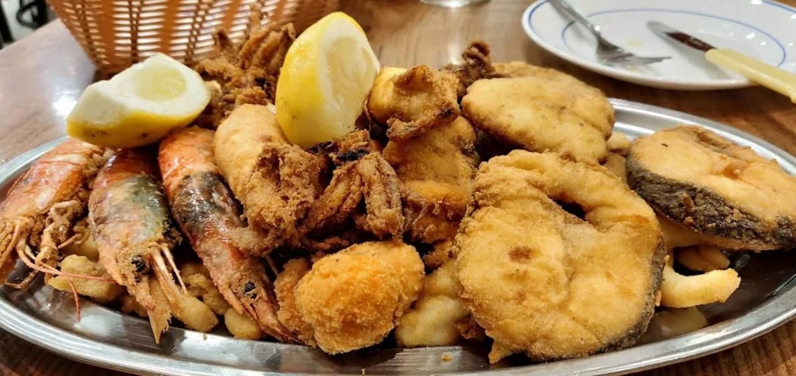 Pescaíto frito en la freiduría Las Flores