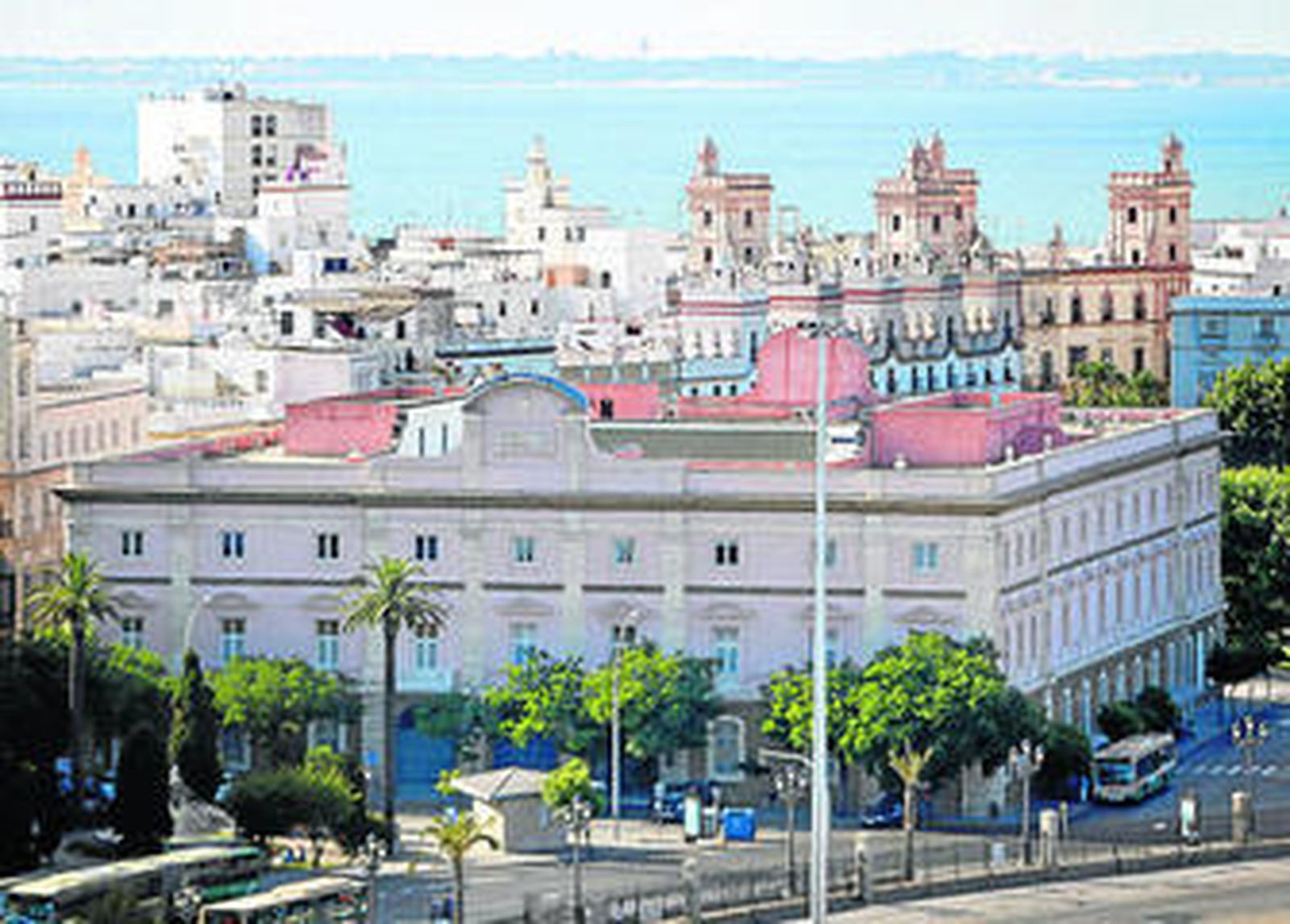Vista aérea de Cádiz, con el edificio de Diputación y algunas de las torres miradores de la ciudad, al fondo.