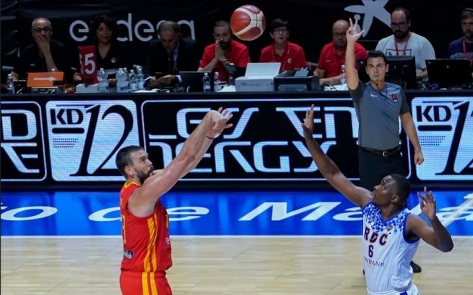 Gullit Mukendi Kabanga trata de puntear un lanzamiento de Marc Gasol