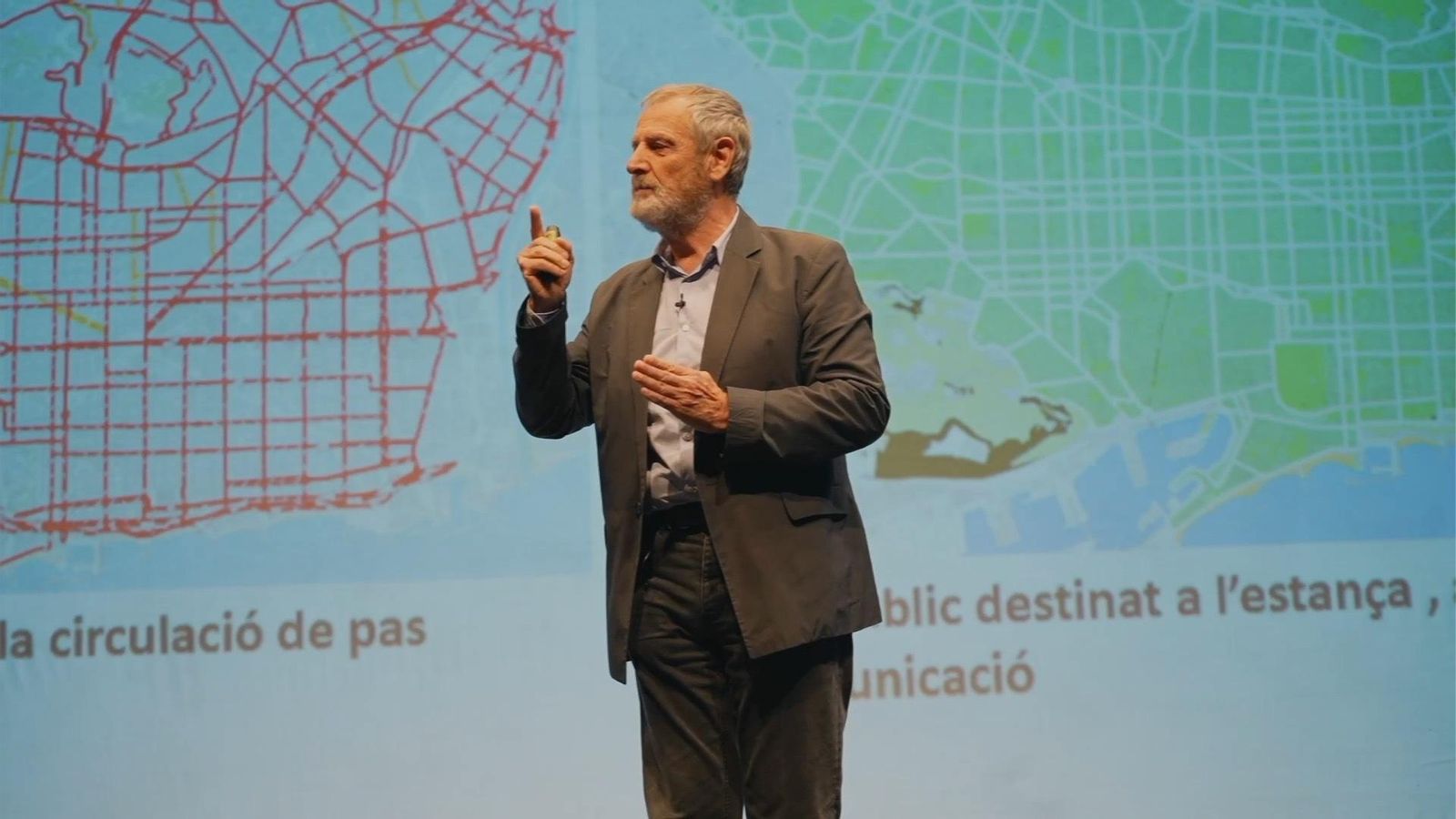 El urbanista Salvador Rueda, durante su intervención en el Teatro de las Cortes.