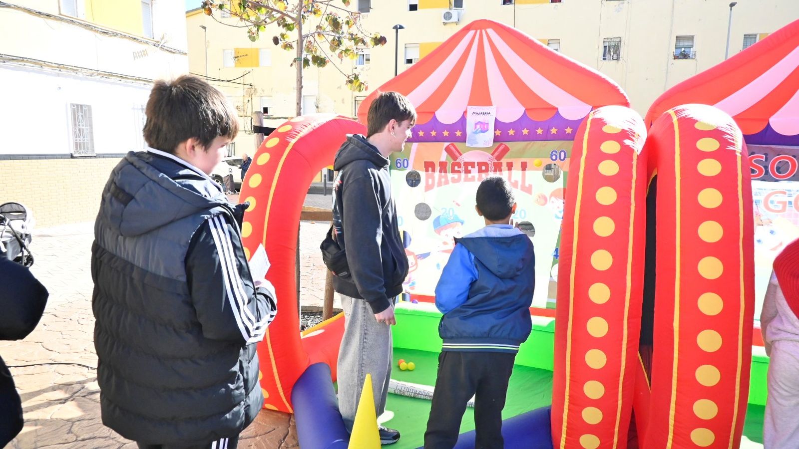 Los niños jugando al 'Baseball'.