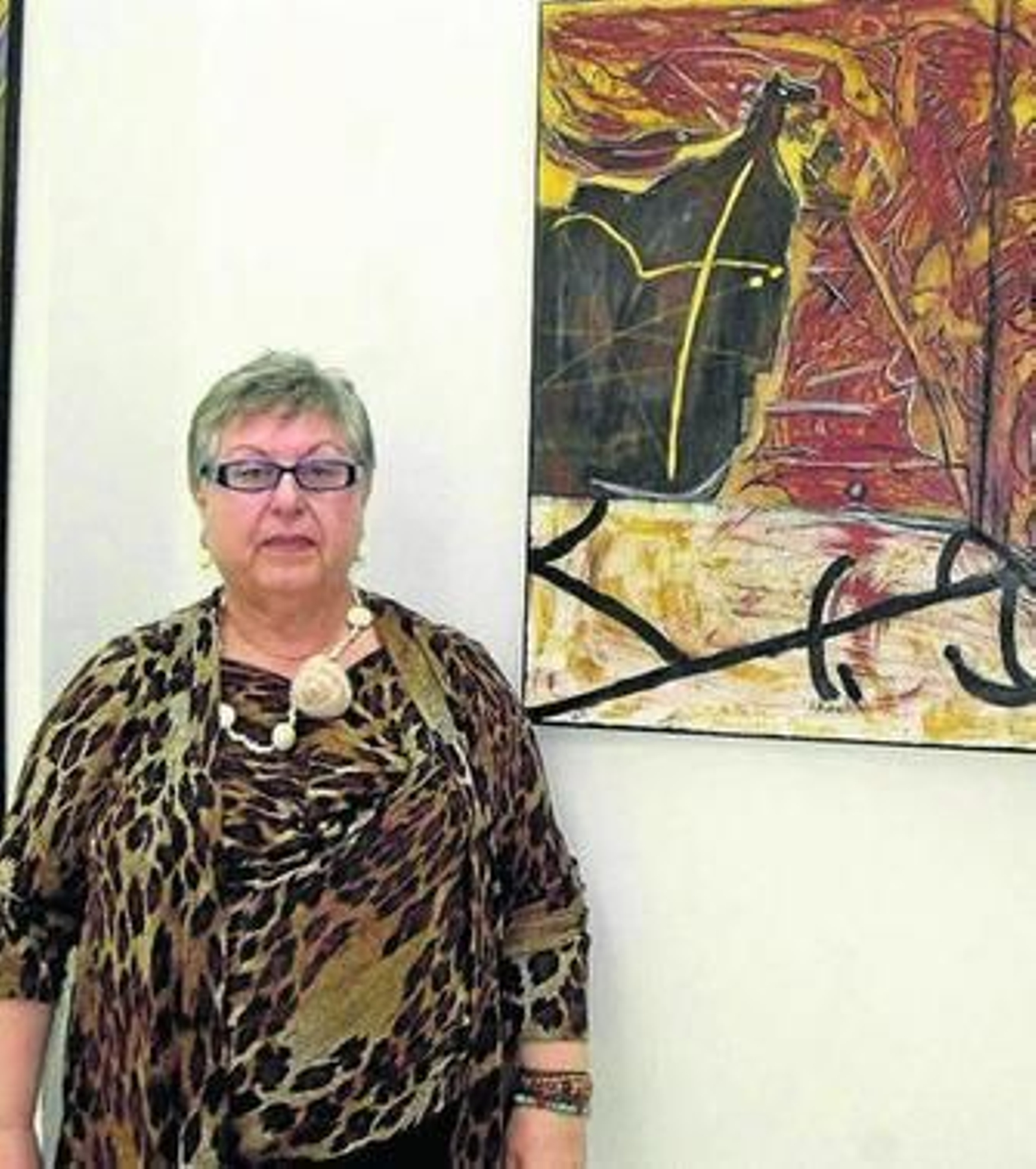 Manuela Sedano junto a una de sus obras.