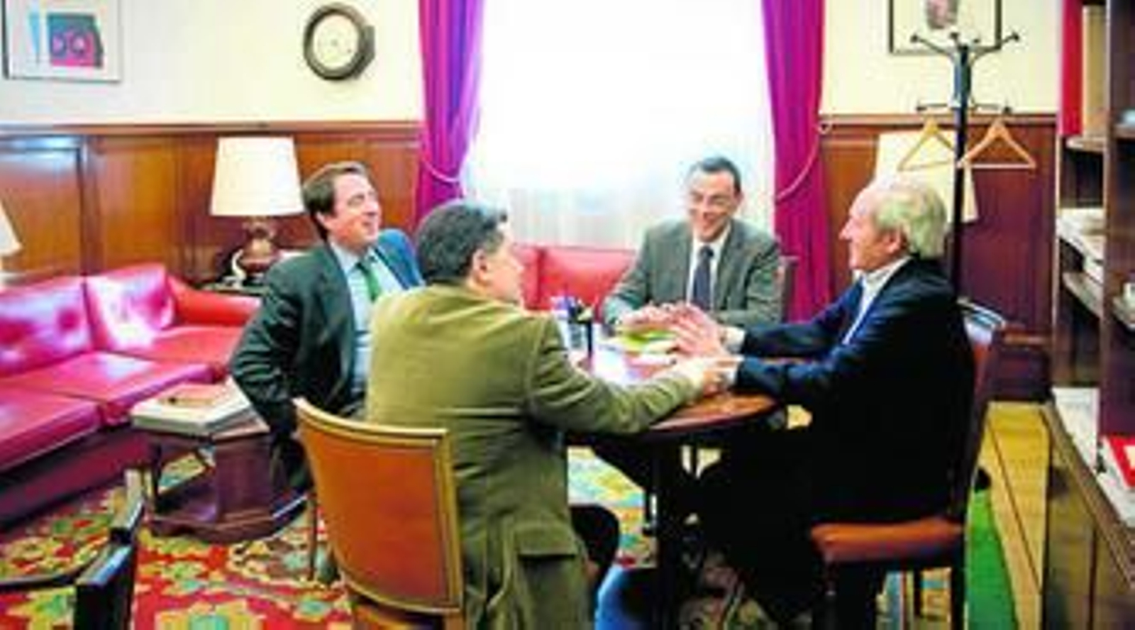 Un momento de la reunión celebrada ayer.