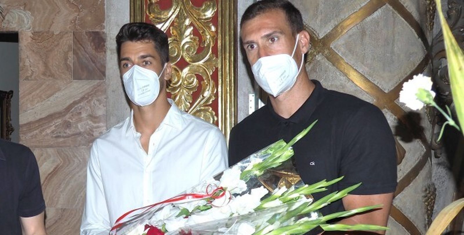 De la Hoz y Fernando, capitanes, hicieron la ofrenda al inicio de curso