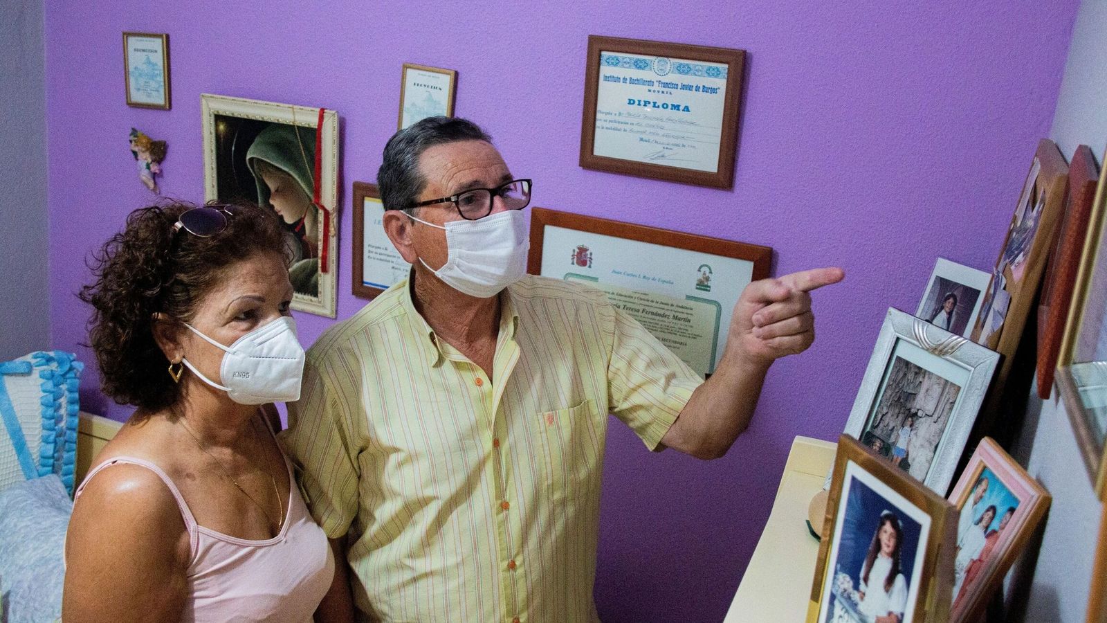 Otra imagen de Teresa Martín y Antonio Fernández en el dormitorio de su hija.
