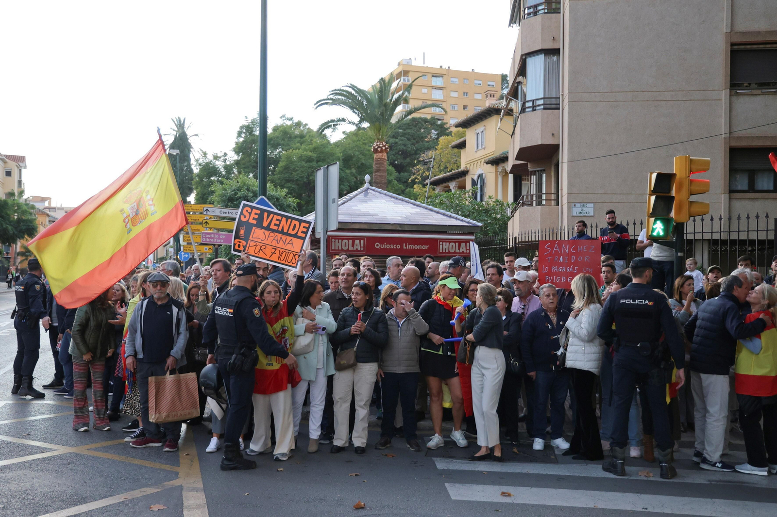 Las fotos de la protesta en Málaga contra Pedro Sánchez: "Se vende España por 7 votos" Las fotos de la protesta en Málaga contra Pedro Sánchez: "Se vende España por 7 votos"