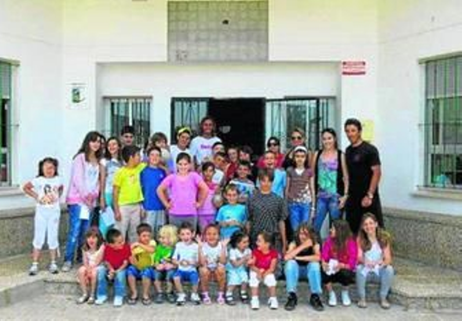 Javi Navarro, rodeado de alumnos ayer en Tarifa.