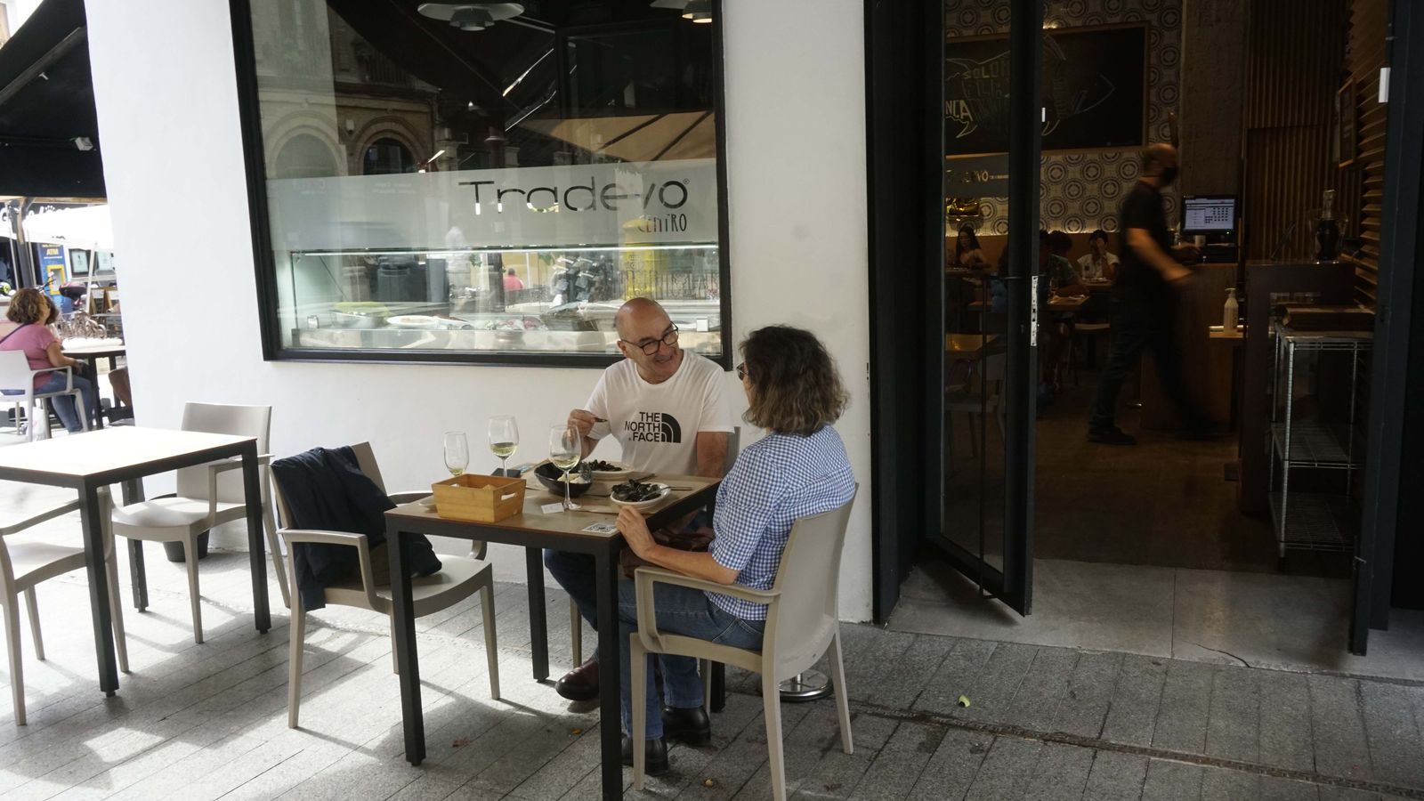 Veladores en la terraza de Tradevo centro.