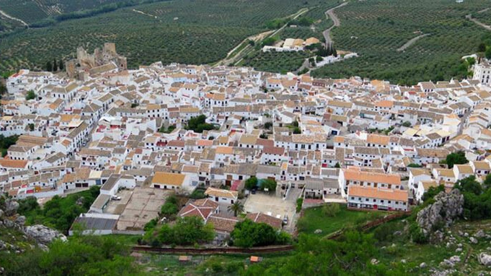 Las vistas del pueblo y de la campiña cordobesa son espectaculares desde cualquiera de sus miradores