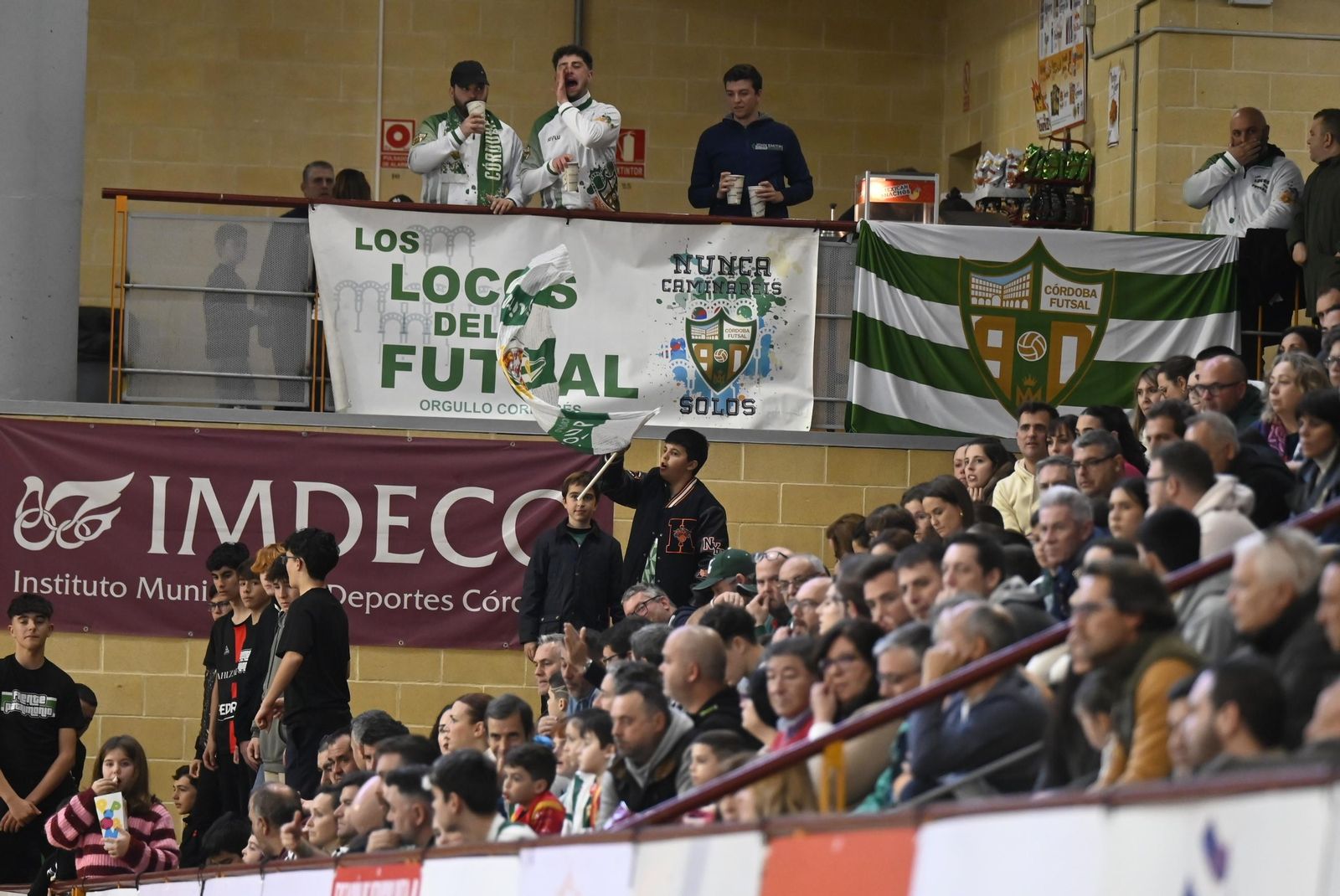 Las mejores fotos del ambiente en Vista Alegre para el Córdoba Futsal - Ribera Navarra