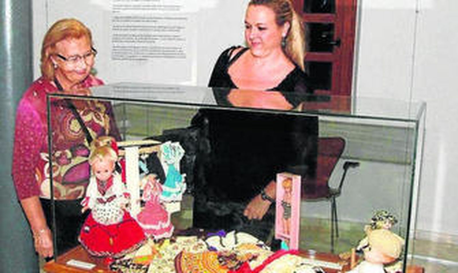 Los visitantes recuerdan su infancia en la exposición.