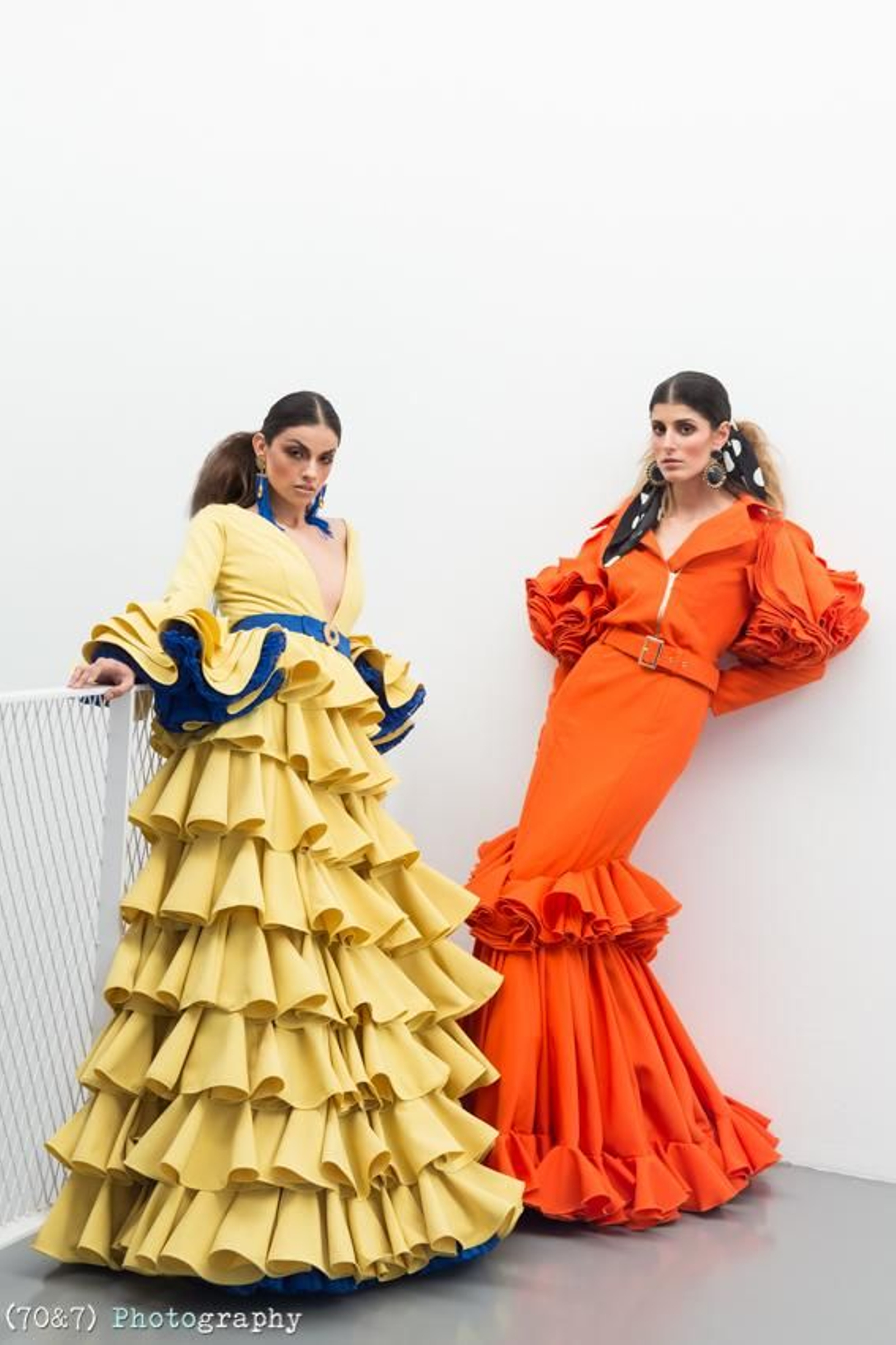 Vestido amarillo de Amalia Vergara y naranja de Laura de los Santos.