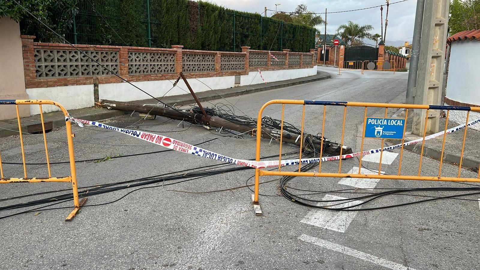 El poste de teléfono derribado por el camión, aún en el suelo, este miércoles.