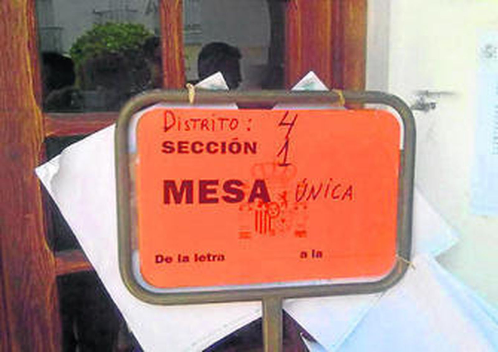 Votantes a las puertas del colegio de La Redondela con una mesa única.