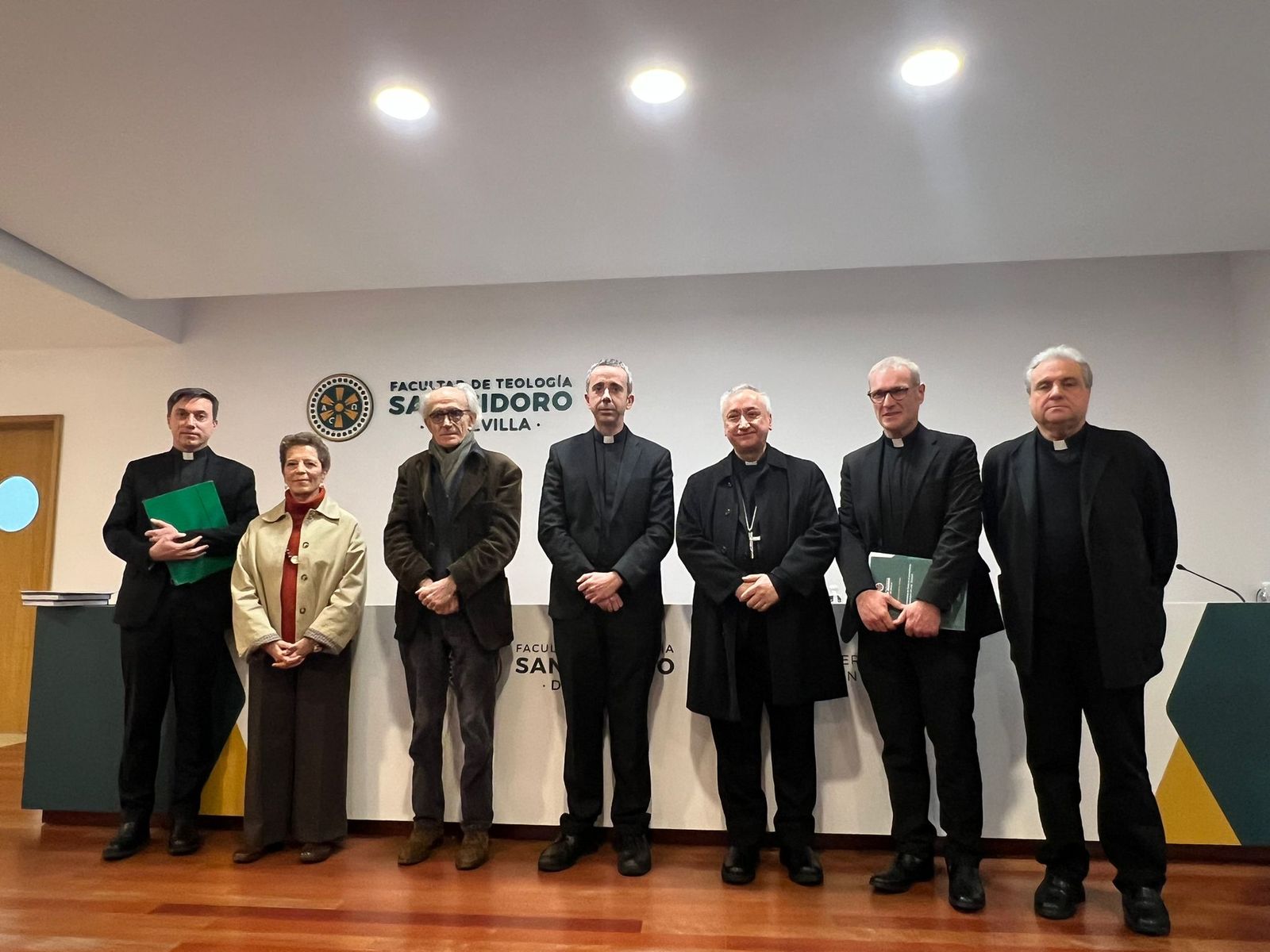 Juan Antonio Vital, en el centro, junto al resto de asistentes a la acto.