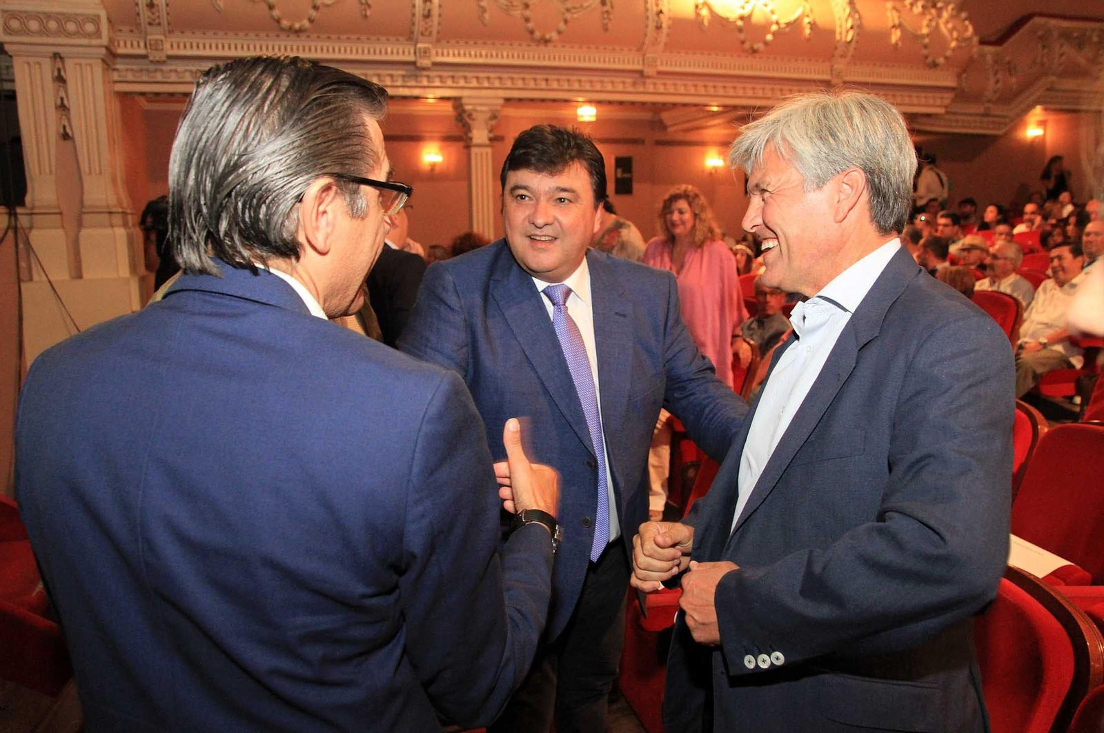 Espartaco sonríe ante la conversación con el empresario taurino Óscar Polo y el alcalde de Huelva.