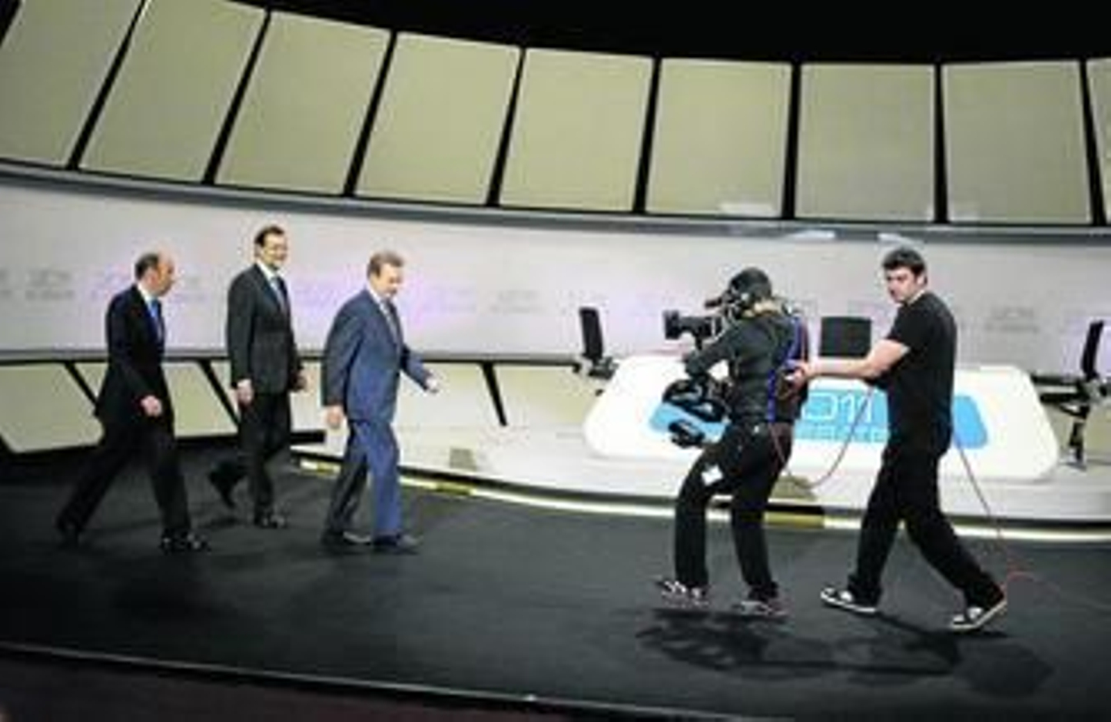 Los candidatos y el moderador cuando llegaban al plató.