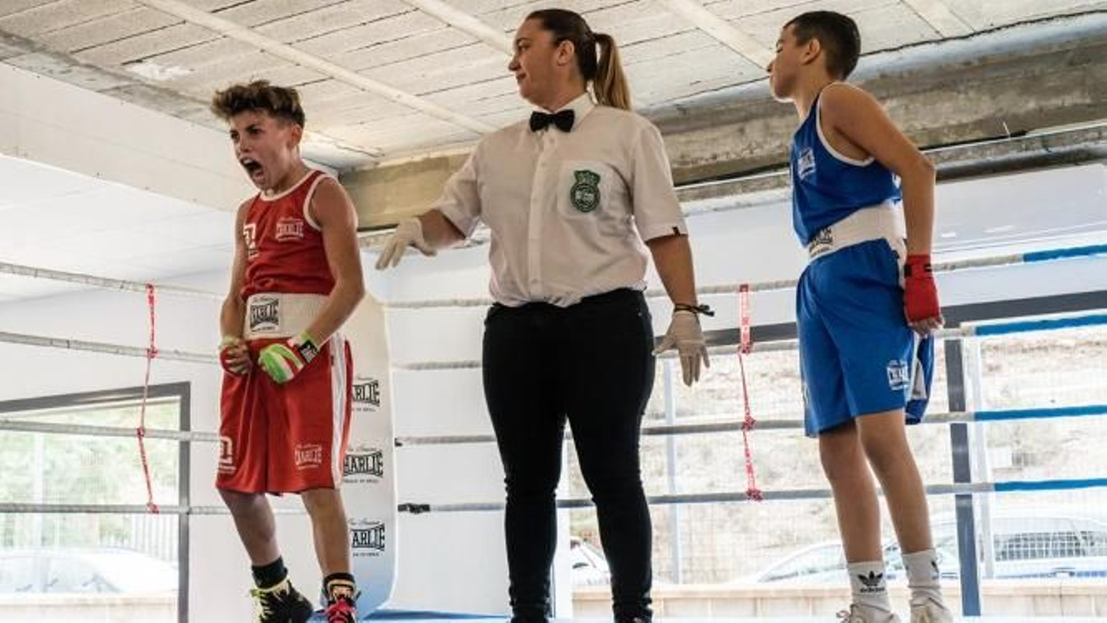El pequeño púgil almeriense celebra su victoria en este evento de boxeo.